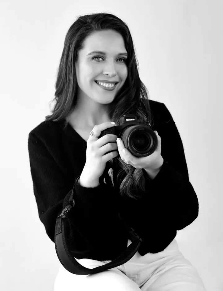 Montse, fotógrafa de La Caperuza Estudio, con su cámara
